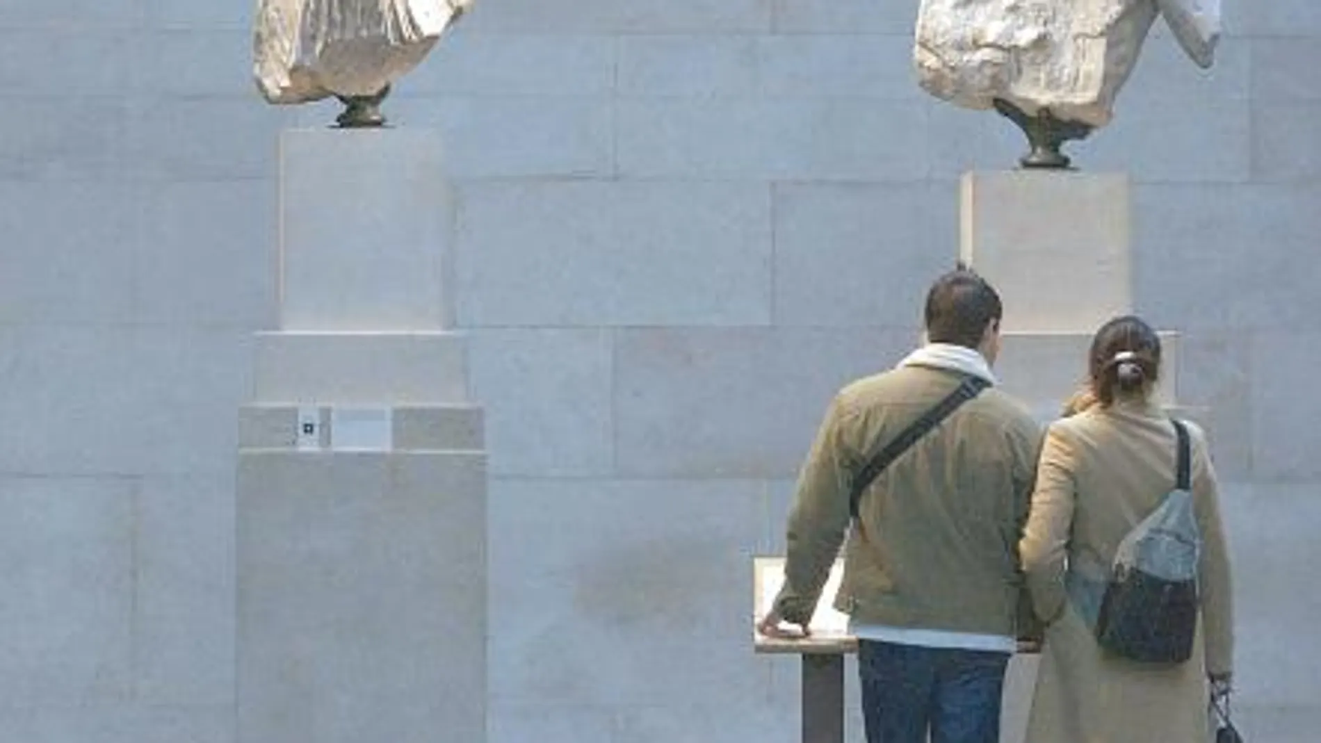 Una pareja observa partes del Partenón en el Museo Británico de Londres