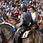 Hermoso de Mendoza habla con Mota durante la ceremonia