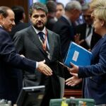 Berlusconi y Merkel se saludan en la cumbre europea