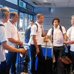 Una imagen de la plantilla del Real Madrid antes de subía ayer al avión rumbo a Los Ángeles