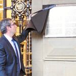 Momento en que se descubría la placa en la Diputación guipuzcoana, donde se dice que la bandera española es un «símbolo impuesto»