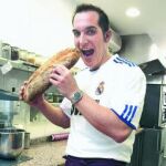 Mario Sandoval cocinero, no duda en ponerse la camiseta del Real Madrid para el partido de mañana