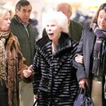 Cayetana de Alba, a su llegada al aeropuerto, acompañada por su secretaria, que portaba el colorido bolso de la duquesa
