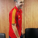 En dos horas libres, Iniesta recogió un premio y atendió un patrocinio