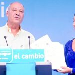 Jorge Ramos y Rosario Soto, ayer, durante la rueda de prensa que ofrecieron en la sede del PP-A