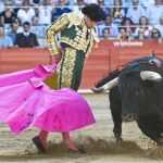 El Juli firma una revolera para rematar un quite ayer en Barcelona