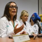 En primer plano, la cirujana maxilofacial Victoria Simón, junto al resto del equipo médico que operó al torero