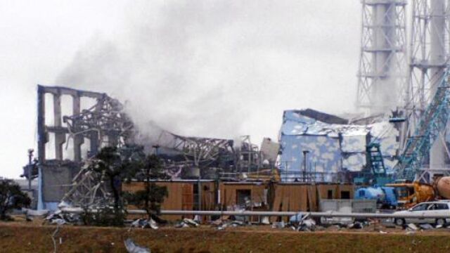 El humo salía de los reactores 2 y 3 de la central de Fukushima, ayer