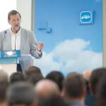 Rajoy se compromete con las víctimas a negar concesiones a ETA y a sus presos