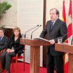 El presidente Juan Vicente Herrera y la ministra Rosa Aguilar informan del encuentro, junto a María Jesús Ruiz, De Santiago-Juárez y Silvia Clemente