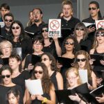 El coro de la UPC llevó al interior del auditorio la protesta contra los recortes que los Mossos contuvieron en el exterior