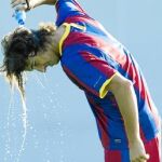 Ibrahimovic se refresca durante un entrenamiento de esta pretemporada