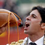Francisco Rivera bebe de una bota tras una de sus faenas