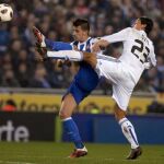 Ozil y Márquez disputan un balón