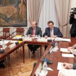 Gaspar Zarrías y José Antonio De Santiago-Juárez presiden la reunión bilateral, en presencia de Miguel Alejo