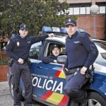 Tres de los cinco policías que salvaron la vida del suicida. En el interior, Jorge, que convenció a Miguel Ángel para que no saltara al vacío