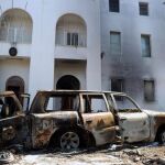 Coches carbonizados frente a la embajada de Italia en Trípoli
