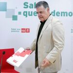 El secretario general del PSOE de Sevilla, José Antonio Viera, ayer al inicio de una comparecencia ante los medios de comunicación
