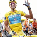 Alberto Contador, con el maillot del Astana, al proclamarse ganador de su tercer Tour en 2010