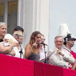La pregonera Laia Ferrer, flanqueada por la concejal del barrio, Maite Fandos, y el alcalde Xavier Trias