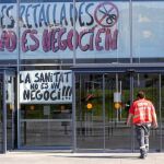 Los trabajadores del hospital protestaron ayer con pancartas contra los recortes que afectan al centro