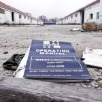 En el suelo de los antiguos cuarteles de Campamento aún se pueden encontrar restos de manuales de mecánica o algunas prendas de los uniformes militares