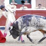 David Mora corre la mano en un derechazo al carbonero que hizo tercero, ayer, en San Sebastián de los Reyes