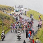 El pelotón, en plena subida a la cima del Aubisque