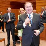 Juan Vicente Herrera, muestra su medalla, en su anterior toma de posesión, con Pedro Sanz y Esperanza Aguirre, al fondo