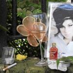 Un extraño altar. Los fans de la cantante depositaron a las puertas de su casa ron, vino, flores y cigarrillos