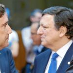 Zapatero conversa con Durao Barroso (centro) y Passos Coelho