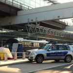 Policías en la terminal 2 del aeropuerto, donde han tenido lugar los hechos