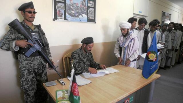 Un soldado afgano monta guardia en un centro de reclutamiento en la ciudad de Herat