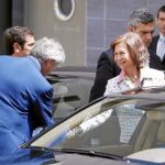 Doña Sofía acudió al Hospital USP San José de Madrid tras la operación para ver cómo se encontraba el Rey y se fue en torno a las 12:30 horas, sin hacer comentarios a la Prensa