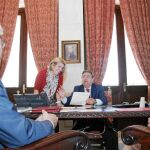 Juan Ignacio Zoido, en su nuevo despacho de alcalde junto a Javier Landa, Asunción Fley y Dolores de Pablo-Blanco