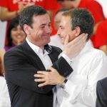 DE NUEVO JUNTOS. El presidente compartía por primera vez desde hace casi dos años un mitin con Tomás Gómez