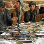 El grupo entregó numerosos fusiles AK-47, ametralladoras, varios lanzagranadas RPG-7 y radiotransmisores de corto alcance