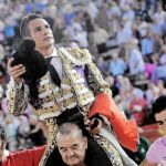 El alicantino cortó sendas orejas a cada uno de sus astados de ayer en Valencia