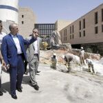 El ministro de Industria, Miguel Sebastián (centro), observa en Lorca como se recupera la ciudad tras los seísmos