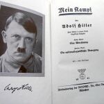 el rastro político En la década de los años treinta muchos políticos y periodistas se preguntaban si las ideas de este libro (primera página a la derecha) constituían un ideario político real o no. Muchos optaron por creer las falsas promesas de paz de s
