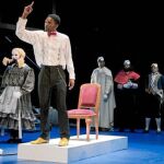 Elton Prince, como Archibald, en «Los negros», junto a otros actores de la obra