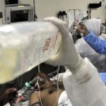 Un opositor herido es atendido en el hospital Salmaniya tras los enfrentamientos con las fuerzas de seguridad, en Manamá, Baréin