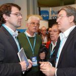 Fernández Mañueco junto a Fernández Santiago y miembros del PP en la Convención Popular de Sevilla
