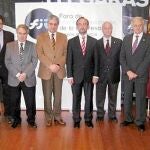 El consejero Salvador Marín (3 derecha), junto a algunos de los empresarios de la Comunidad