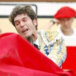 Sergio Aguilar cogido por el primero de su lote en Bilbao