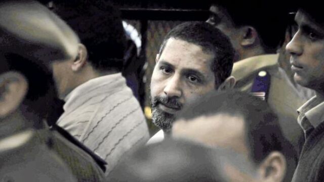«Kamuni» mira a la cámara rodeado de agentes, en una imagen de febrero de 2010