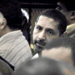 «Kamuni» mira a la cámara rodeado de agentes, en una imagen de febrero de 2010