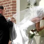 Un cura pierde la paciencia y multa a las novias que lleguen tarde