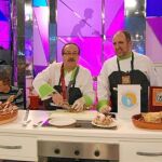 Dos asadores promocionan la marca en un programa de televisión