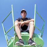 Marc sentado en un faro antiguo del Puerto de Aiguadols, en Sitges
